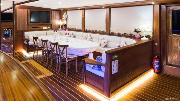 The cosy dining area inside the gulet S-Nur Taylan offers space for convivial meals and relaxed evenings in Marmaris.